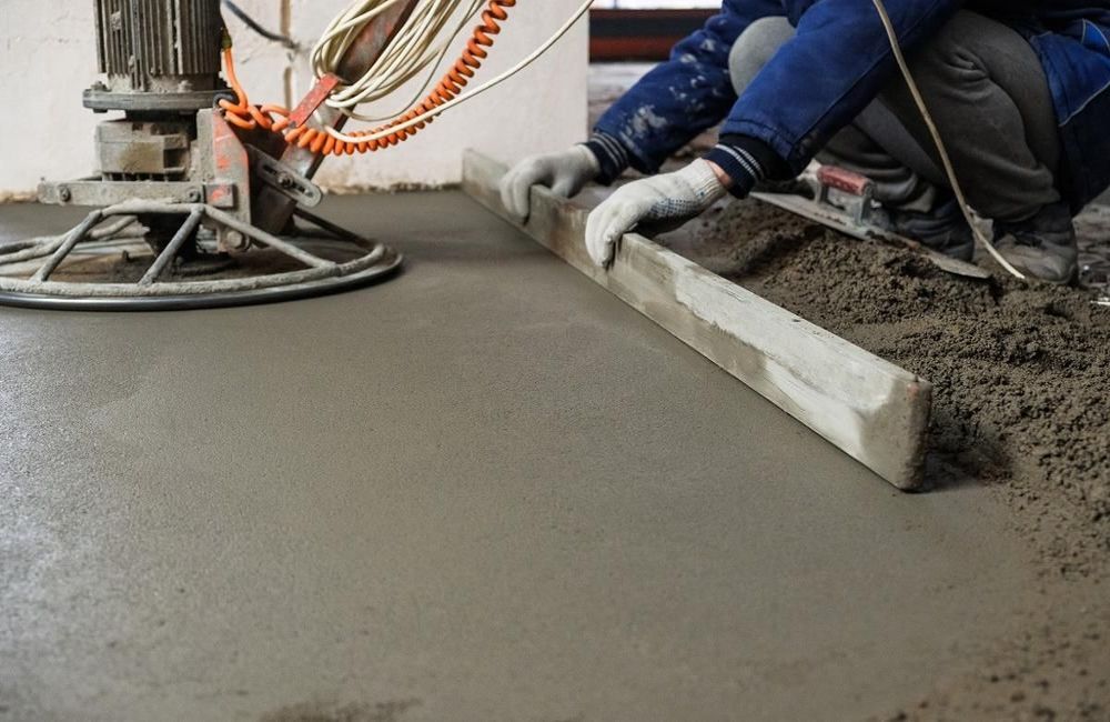 От чего зависит механизированная стяжка станцией цена? стяжка полусухая с фиброволокном цена